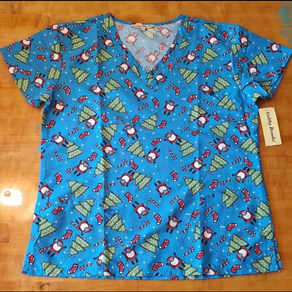 Women's Size L Scrub Top by Gabby Brooke Christmas Santa pattern NWT - Picture 1 of 4
